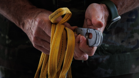 La cinta de unión entre el paracaídas y el avión durante una práctica de la Brigada ‘Almogávares’ VI de Paracaidistas del Ejército de Tierra, en la base ‘Príncipe’ de Paracuellos de Jarama, a 24 de junio de 2022, en Paracuellos de Jarama, La cinta de unión entre el paracaídas y el avión durante una práctica de la Brigada ‘Almogávares’ VI de Paracaidistas del Ejército de Tierra, en la base ‘Príncipe’ de Paracuellos de Jarama, a 24 de junio de 2022, en Paracuellos de Jarama,