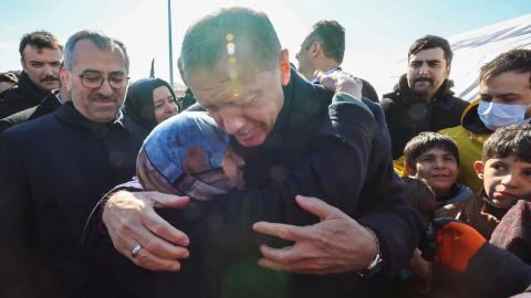 El presidente turco, Recep Tayyip Erdogan, abraza a una mujer mientras visita las zonas afectadas por el terremoto en la frontera turco-siria.- EUROPA PRESS El presidente turco, Recep Tayyip Erdogan, abraza a una mujer mientras visita las zonas afectadas por el terremoto en la frontera turco-siria.- EUROPA PRESS