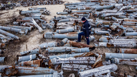 Fotografía aérea tomada el 7 de diciembre de 2022 en la que un experto de la oficina del fiscal examina restos de proyectiles y misiles utilizados por el ejército ruso.- Aleksey FILIPPOV / AFP) Fotografía aérea tomada el 7 de diciembre de 2022 en la que un experto de la oficina del fiscal examina restos de proyectiles y misiles utilizados por el ejército ruso.- Aleksey FILIPPOV / AFP)