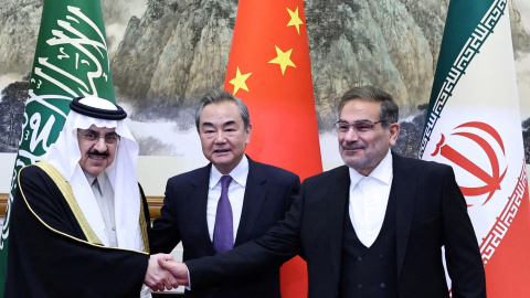 Wang Yi, miembro del Buró Político del Comité Central del Partido Comunista de China (PCCh), Ali Shamkhani, secretario del Consejo Supremo de Seguridad Nacional de Irán y el asesor de seguridad de Arabia Saudita, Musaad bin Mohammed Al Aiba Wang Yi, miembro del Buró Político del Comité Central del Partido Comunista de China (PCCh), Ali Shamkhani, secretario del Consejo Supremo de Seguridad Nacional de Irán y el asesor de seguridad de Arabia Saudita, Musaad bin Mohammed Al Aib