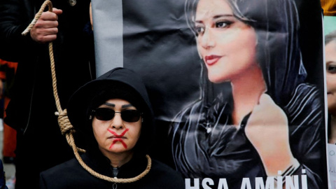 Una mujer participa en una protesta contra el régimen islámico de Irán tras la muerte de Mahsa Amini, en Estambul, Turquía, el 10 de diciembre de 2022. Dilara Senkaya / REUTERS Una mujer participa en una protesta contra el régimen islámico de Irán tras la muerte de Mahsa Amini, en Estambul, Turquía, el 10 de diciembre de 2022. Dilara Senkaya / REUTERS