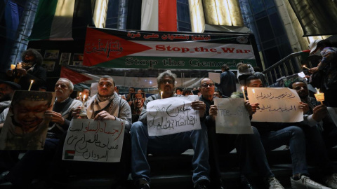 Los manifestantes realizan una protesta en apoyo del pueblo palestino y contra los ataques aéreos israelíes en Gaza, cerca del Sindicato de Periodistas en El Cairo, Egipto, el 31 de diciembre de 2023. EFE/EPA/KHALED ELFIQI Manifestantes realizan una protesta en apoyo del pueblo palestino y contra los ataques aéreos israelíes en Gaza, cerca del Sindicato de Periodistas en El Cairo, Egipto, el 31 de diciembre de 2023. EFE/EPA/KHALED ELFIQI
