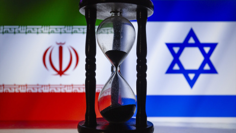 Las banderas de Irán e Israel se exhiben detrás de un reloj de arena. - EUROPA PRESS Las banderas de Irán e Israel se exhiben detrás de un reloj de arena. - EUROPA PRESS