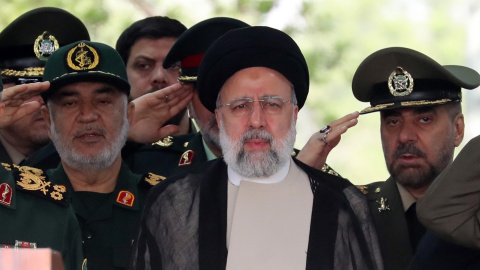 El presidente iraní, Ebrahim Raisi, durante el Día del Ejército rodeado de militares.- EFE/EPA/ABEDIN TAHERKENAREH El presidente iraní, Ebrahim Raisi, durante el Día del Ejército rodeado de militares.- EFE/EPA/ABEDIN TAHERKENAREH