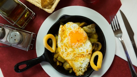 Alcachofas con huevos fritos y patatas. Alcachofas con huevos fritos.