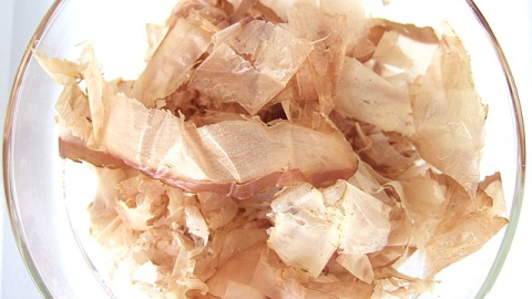 Katsuobushi, copos de atún que son la base del dashi. Foto:Sakurai Midori /Wikimedia Commons. Katsuobushi.