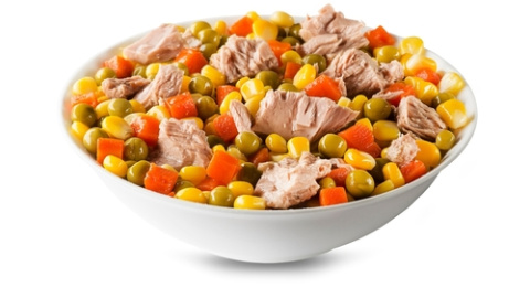 Ensalada de atún con guisantes y maíz. Ensalada de atún con guisantes y maíz.