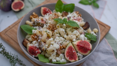 Ensalada de pasta con higos y queso. Ensalada de pasta con higos y queso.