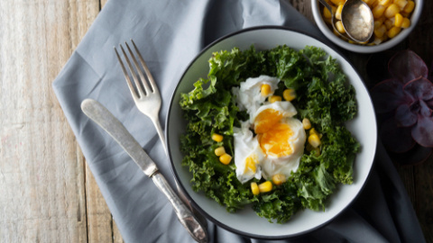 Ensalada de col kale con huevo escalfado. Ensalada de col kale con huevo escalfado.