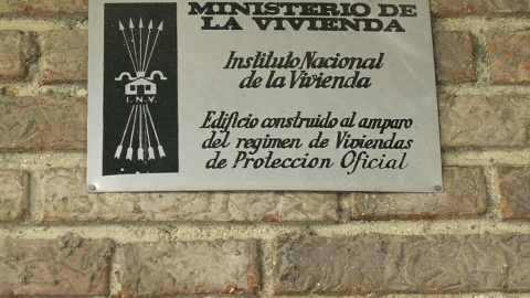 Emblema en viviendas de protección oficial construidas durante el régimen de Franco Emblema en viviendas de protección oficial construidas durante el régimen de Franco