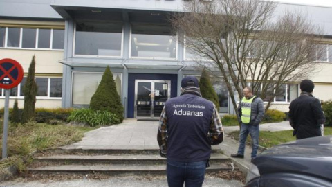 Agentes de Vigilancia Aduanera, durante el registro practicado en Lugo. Eliseo Trigo EFE Agentes de Vigilancia Aduanera, durante el registro practicado en Lugo. Eliseo Trigo EFE