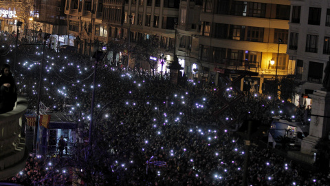 Cientos de personas han asistido a la "Cremá" de la falla municipal, en la noche donde son quemados los monumentos que han adornado las calles de Valencia durante los últimos días, dando fin a las Fallas de 2015./ EFE - Manuel Bruque. Cientos de personas han asistido a la "Cremá" de la falla municipal, en la noche donde son quemados los monumentos que han adornado las calles de Valencia durante los últimos días, dando fin a las Fallas de 2015./ EFE - Manuel Bruque.