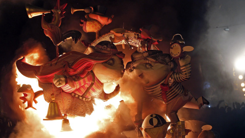 La falla infantil de San Vicente - Periodista Azzati, es pasto de las llamas en la noche de San José./ EFE La falla infantil de San Vicente - Periodista Azzati, es pasto de las llamas en la noche de San José./ EFE