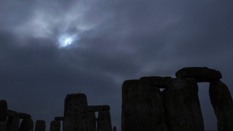 El eclipse parcial de sol sobre Stonehenge, en el suroeste de Inglaterra. REUTERS/Kieran Doherty
