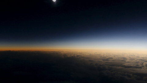 El eclipse de sol visto desde un avión sobre la ciudad rusa de Murmansk. REUTERS/Sergei Karpukhin