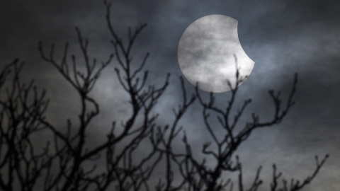 El eclipse parcial de sol cerca de Bridgwater, en el suroeste de Inglaterra. REUTERS/Toby Melville