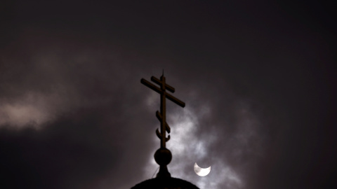 El eclipse parcial de sol entre las nubes, visto desde la cúpula de la Iglesia de San Nicolás, en Sofia (Bulgaria). REUTERS/Stoyan Nenov