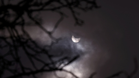El eclipse parcial se sol, a través de las nubes en Sofía (Bulgaria). REUTERS/Stoyan Nenov