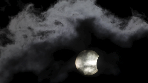 El eclipse parcial de sol oculto por las nubes en Sarajevo. REUTERS/Dado Ruvic