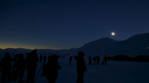 Gente observando el eclipse total de sol en la ciudad noruega de Svalbard. REUTERS/Haakon Mosvold Larsen