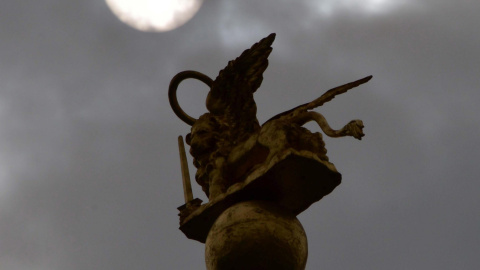 Vista del eclipse solar parcial tomada desde la Plaza de San Marcos, Venecia (Italia). EFE/Andrea Merola