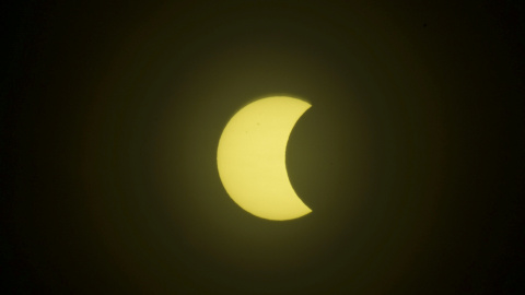 El eclipse parcial de sol, como se ha podido ver en Reikiavik (Islandia). REUTERS/Sigtryggur Ari
