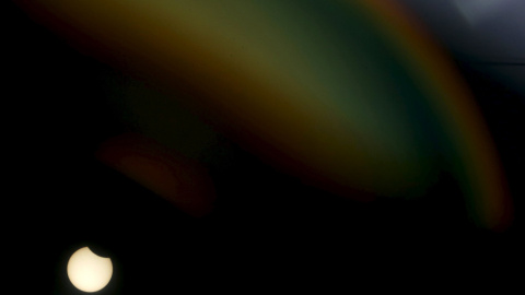 El eclipse parcial de sol visto desde Sidon,al sur del Líbano. REUTERS/Ali Hashisho