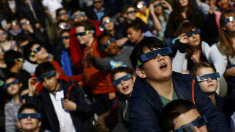 Los alumnos de un colegio alemán, con sus gafas para poder ver el eclipse parcial de sol. REUTERS/Kai Pfaffenbach