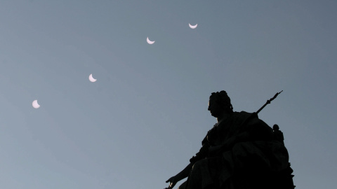 Imagen tomada con una exposición múltiple del eclipse solar parcial tomada desde Viena (Austria). EFE/Roland Schlager