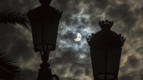 Vista desde Las Palmas de Gran Canaria del eclipse parcial de Sol con el que se despide el invierno. EFE/Ángel Medina G.