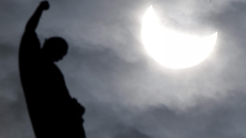 Vista del eclipse solar parcial tomada desde Milán. EFE/Daniel Dal Zennaro