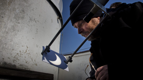 Un estudiante observas el reflejo del eclipse parcial de sol en el  Observatorio Astronómico de Bialystok, en Polonia. REUTERS