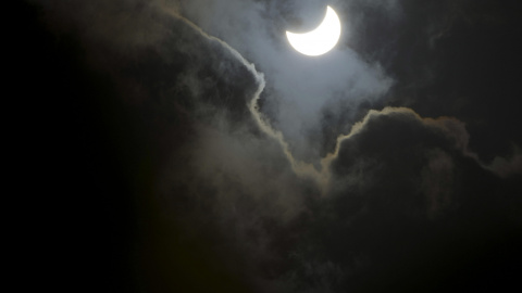 Vista desde la localidad de Tuineje (Fuerteventura) del eclipse parcial de Sol con el que se despide el invierno. EFE/Carlos De Saá