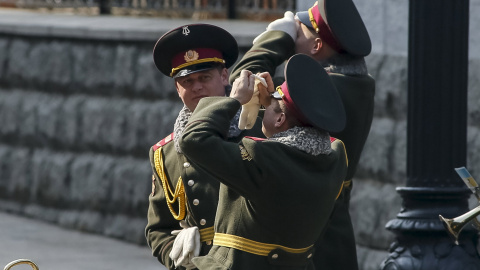 Miembros de la banda de música militar del Ejército ucraniano observan el eclipse parcial de sol en Kiev. REUTERS/Gleb Garanich