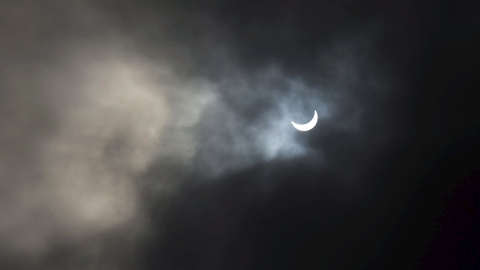 El eclipse parcial de sol visto desde la localidad burgalesa de Pampliega (España). REUTERS/Ricardo Ordonez