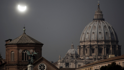 El eclipse parcial de sol sobre la cúpula de la Basílica de San Pedro, en el Vaticano. REUTERS/Yara Nardi