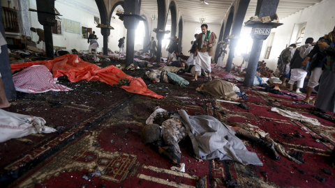 Los cadáveres de las víctimas del ataque a la mezquita de Saná. REUTERS/Khaled Abdullah Los cadáveres de las víctimas del ataque a la mezquita de Saná. REUTERS/Khaled Abdullah
