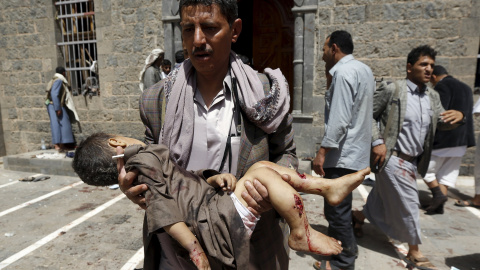 Un hombre traslada el cuerp de un niño víctima del ataque terrorista a una mezquita en Saná (Yemen). REUTERS/Khaled Abdullah Un hombre traslada el cuerp de un niño víctima del ataque terrorista a una mezquita en Saná (Yemen). REUTERS/Khaled Abdullah