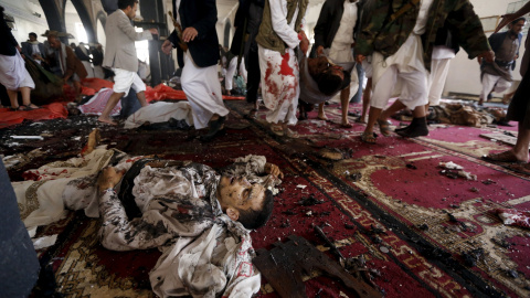 El cadaver de una de las víctimas del ataque terrorista en una mezquita en la capital yemení de Saná.. REUTERS/Khaled Abdullah El cadaver de una de las víctimas del ataque terrorista en una mezquita en la capital yemení de Saná.. REUTERS/Khaled Abdullah