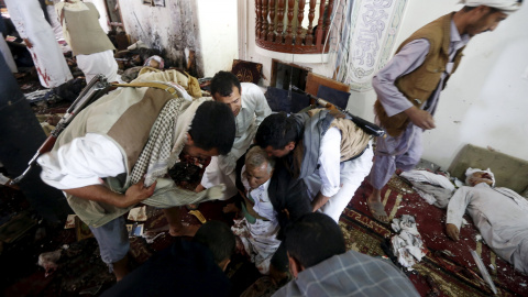 Un grupo de personas auxilian a uno de los heridos en el ataque terrorista a una mezquita en la capital yemení de Saná.. REUTERS/Khaled Abdullah Un grupo de personas auxilian a uno de los heridos en el ataque terrorista a una mezquita en la capital yemení de Saná.. REUTERS/Khaled Abdullah