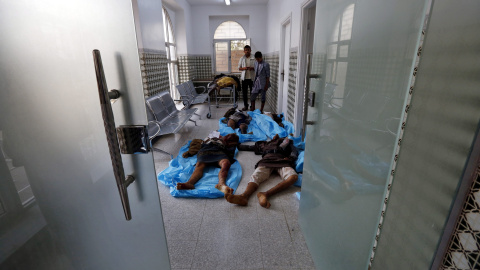 Dos yemenís permanece junto a varias de las víctimas de los ataques con explosivos contra dos mezquitas chiíes en el norte y el centro de Saná, recibe atención médica en un hospital de la capital de Yemen. EFE/YAHYA ARHAB Dos yemenís permanece junto a varias de las víctimas de los ataques con explosivos contra dos mezquitas chiíes en el norte y el centro de Saná, recibe atención médica en un hospital de la capital de Yemen. EFE/YAHYA ARHAB
