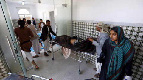 Yemeníes observan los cuerpos de las víctimas de varios ataques con explosivos contra dos mezquitas chiíes en el norte y el centro de Saná. EFE/YAHYA ARHAB Yemeníes observan los cuerpos de las víctimas de varios ataques con explosivos contra dos mezquitas chiíes en el norte y el centro de Saná. EFE/YAHYA ARHAB