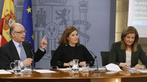 La vicepresidenta Soraya Sáenz de Santamaría, flanqueada por el ministros de Hacienda, Cristóbal Montoro, y la de y Empleo, Fátima Báñez, durante la rueda de prensa posterior a la reunión del Consejo de Ministros. EFE/Paco Campos La vicepresidenta Soraya Sáenz de Santamaría, flanqueada por el ministros de Hacienda, Cristóbal Montoro, y la de y Empleo, Fátima Báñez, durante la rueda de prensa posterior a la reunión del Consejo de Ministros. EFE/Paco Campos