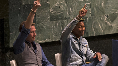 El músico Pharrell Williams, con el investigador medioambiental Phillipe Cousteau Jr., hacen el gesto de la vicotria en la Asamblea General de la ONU.. REUTERS/Mike Segar El músico Pharrell Williams, con el investigador medioambiental Phillipe Cousteau Jr., hacen el gesto de la vicotria en la Asamblea General de la ONU.. REUTERS/Mike Segar