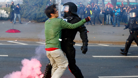 Un policía detiene a un manifestante anti-capitalista cerca del edificio del Banco Central Europeo, antes de la apertura de su nueva sede en Frankfurt. /MICHAEL DALDER (REUTERS)