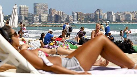 Turistas toman el sol en la playa del Postiguet, en Alicante. (EFE/ARCHIVO)