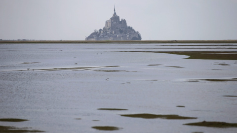 La marea alta cubre lo que habitualmente son campos de pastoreo para los rebaños locales, y convierte en una isla el Mont Saint-Michel, en Normandía. EFE