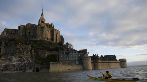 Un hombre se acerca hasta el Mont Saint-Michel sobre una piragua.. REUTERS/Pascal Rossignol
