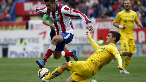 El delantero del Atletico de Madrid Raul Jimenez esquiva al jugador del Getafe  Emiliano Velazquez. REUTERS/Sergio Perez