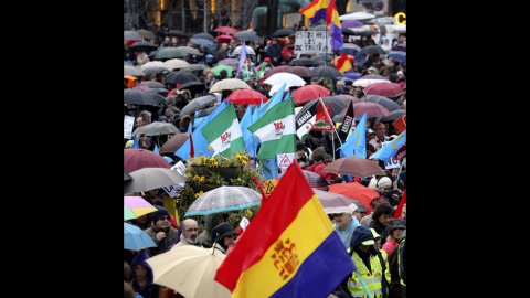 Miles de participantes en las Marchas por la Dignidad con sus paraguas han llenado la Plaza de Colón, donde han confluido las nueve columnas procedentes de todas las comunidades autónomas, para protestar contra las consecuencias de las polí